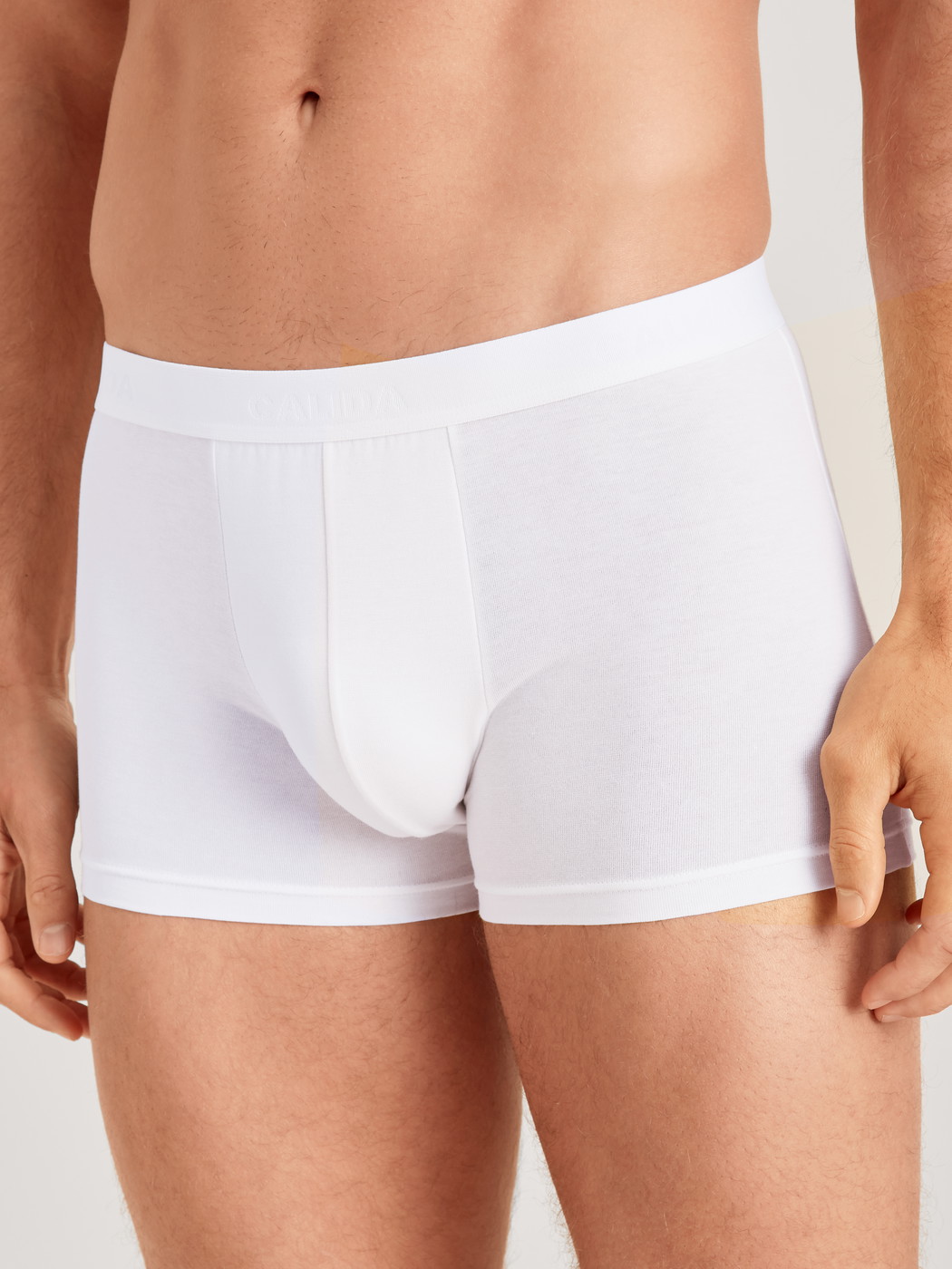 Herren-Model trägt Boxer Brief mit Softbund aus Baumwolle in Weiß, Einfarbig aus Serie Evolution von CALIDA, Vorderansicht
