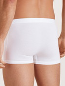 Herren-Model trägt Boxer Brief mit Softbund aus Baumwolle in Weiß, Einfarbig aus Serie Evolution von CALIDA, Rückansicht