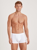 Herren-Model trägt Boxer Brief mit Softbund aus Baumwolle in Weiß, Einfarbig aus Serie Evolution von CALIDA, Vorderansicht, Outfit