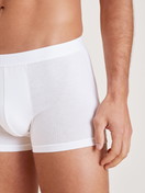 Herren-Model trägt Boxer Brief mit Softbund aus Baumwolle in Weiß, Einfarbig aus Serie Evolution von CALIDA, Detail