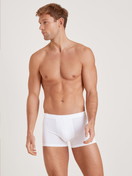 Herren-Model trägt Boxer Brief mit Softbund aus Baumwolle in Weiß, Einfarbig aus Serie Evolution von CALIDA