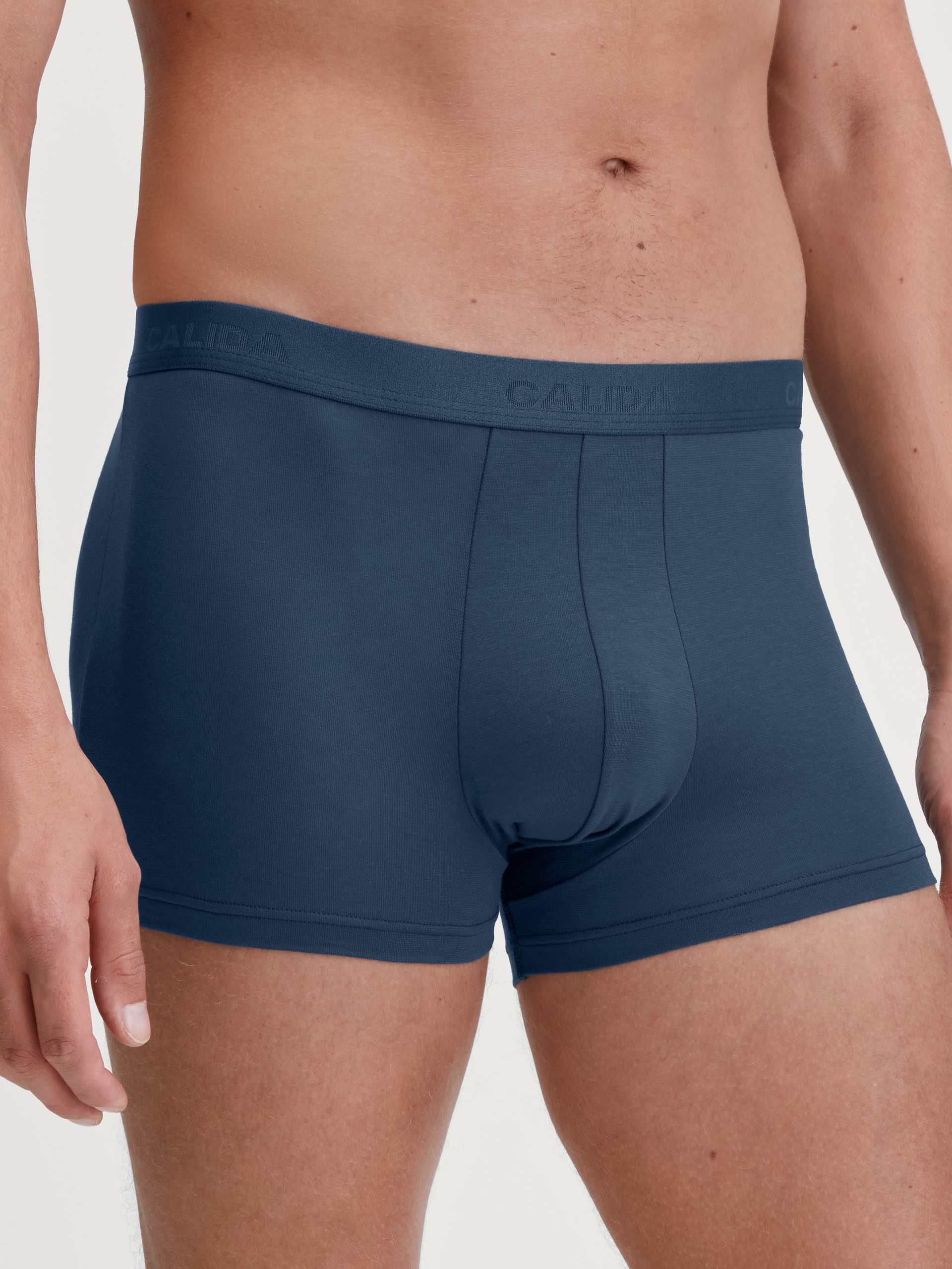 Le mannequin Homme porte le/la Boxer brief en Coton de couleur Bleu, Unicolore, de la série Evolution de CALIDA, Vue de face