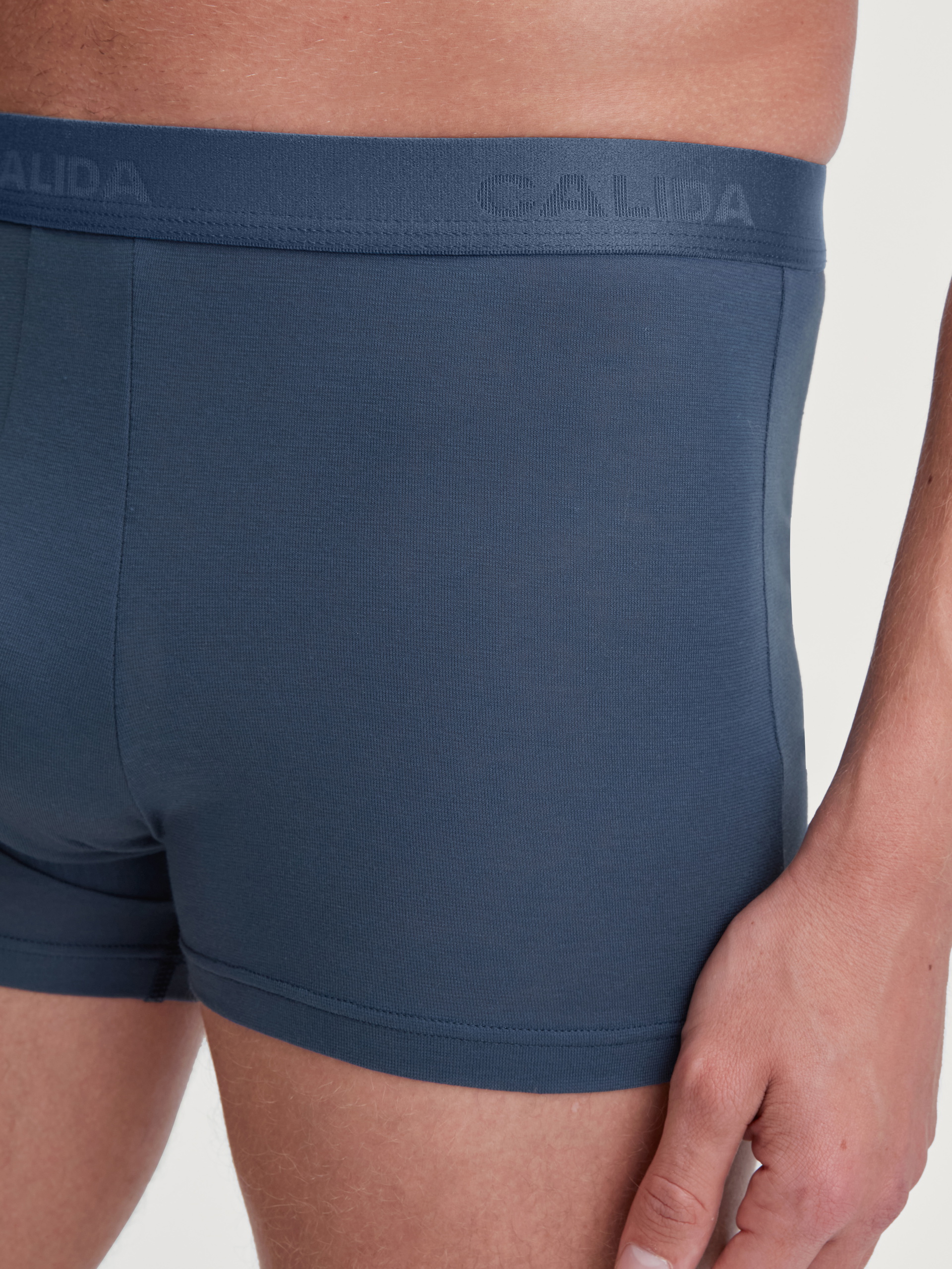 Le mannequin Homme porte le/la Boxer brief en Coton de couleur Bleu, Unicolore, de la série Evolution de CALIDA, Détail