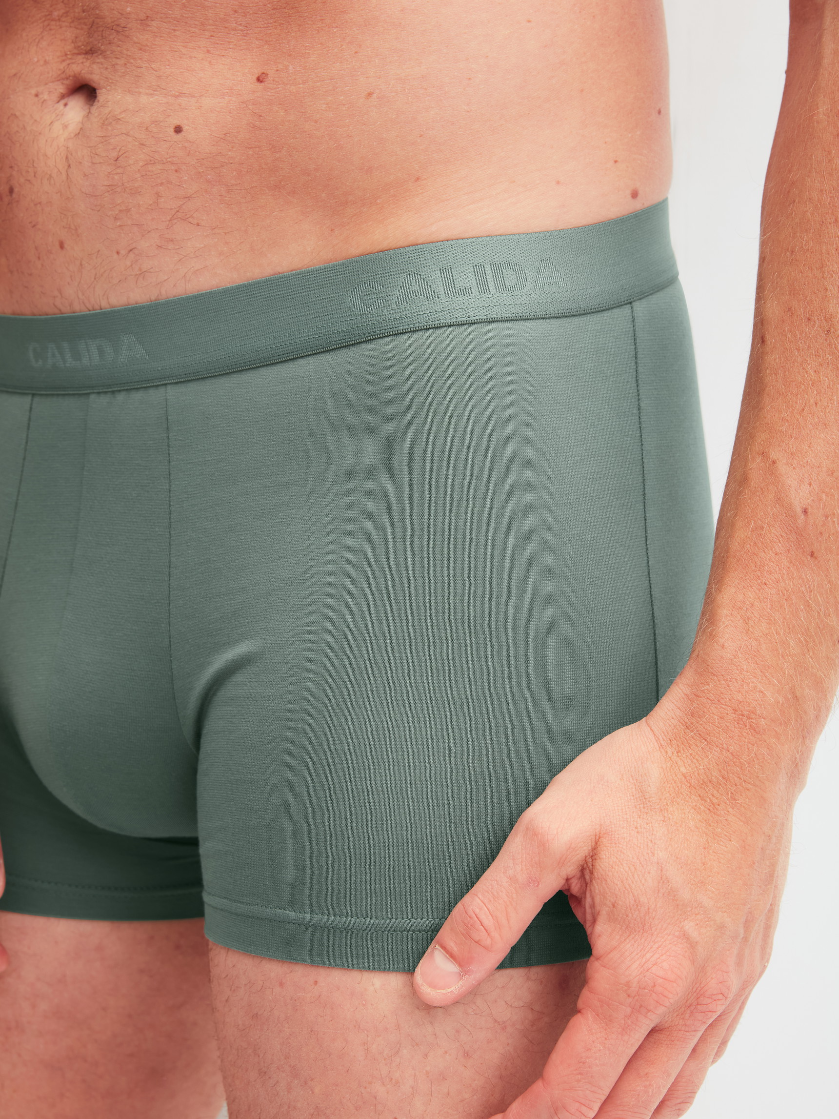 La modella / Il modello Uomo indossa Boxer brief in Cotone di colore Verde, Tinta unita, della serie Evolution di CALIDA, Vista frontale