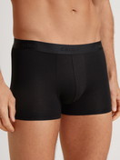 Herren-Model trägt Boxer Brief mit Softbund aus Baumwolle in Schwarz, Einfarbig aus Serie Evolution von CALIDA, Vorderansicht