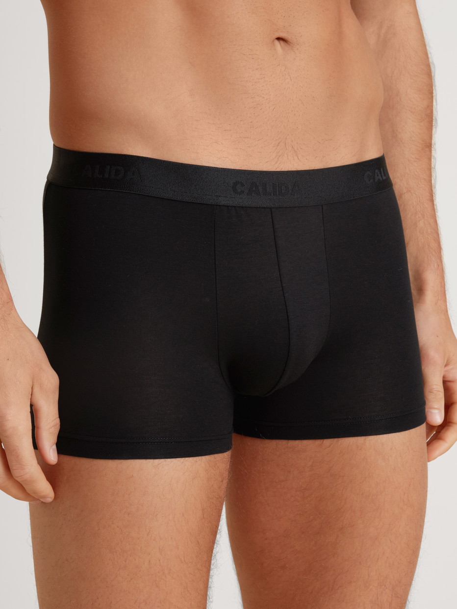 Herren-Model trägt Boxer Brief mit Softbund aus Baumwolle in Schwarz, Einfarbig aus Serie Evolution von CALIDA, Vorderansicht