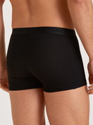 Herren-Model trägt Boxer Brief mit Softbund aus Baumwolle in Schwarz, Einfarbig aus Serie Evolution von CALIDA, Rückansicht