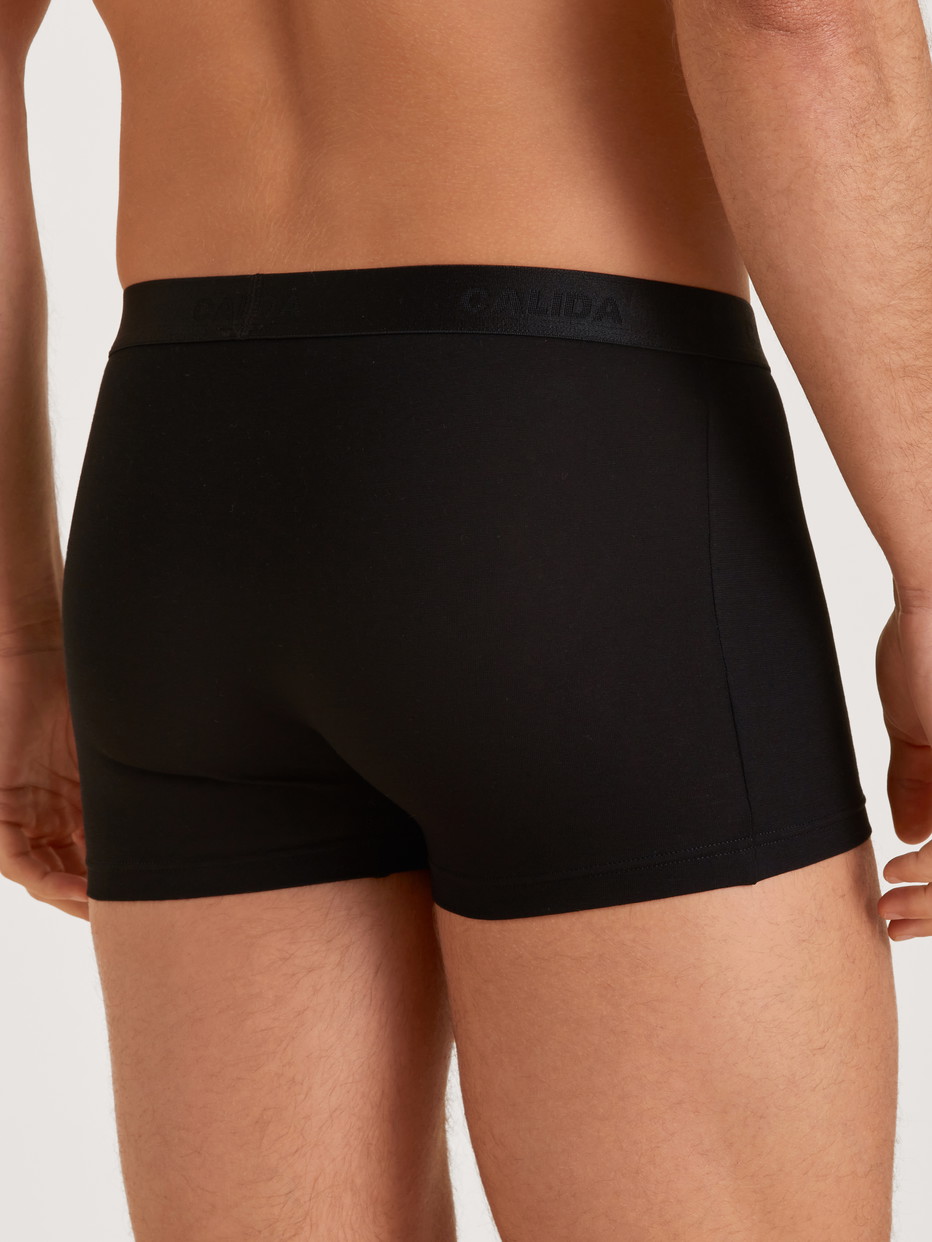 Herren-Model trägt Boxer Brief mit Softbund aus Baumwolle in Schwarz, Einfarbig aus Serie Evolution von CALIDA, Rückansicht