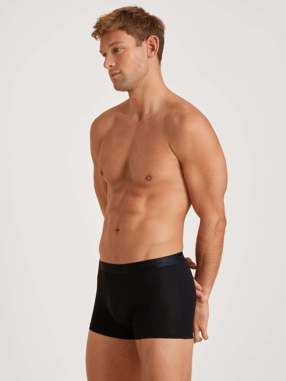 Herren-Model trägt Boxer Brief mit Softbund aus Baumwolle in Schwarz, Einfarbig aus Serie Evolution von CALIDA, Vorderansicht, Outfit