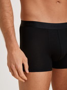 Herren-Model trägt Boxer Brief mit Softbund aus Baumwolle in Schwarz, Einfarbig aus Serie Evolution von CALIDA, Detail