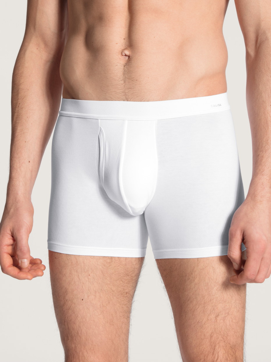 Herren-Model trägt Boxer Brief, Komfortbund mit Eingriff aus Baumwolle in Weiß, Einfarbig aus Serie Cotton Code von CALIDA, Vorderansicht