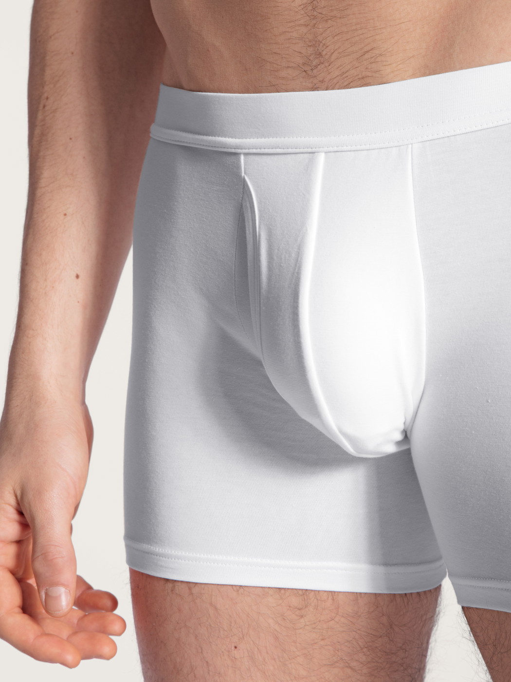Herren - Boxer Brief, Komfortbund mit Eingriff aus Baumwolle in Weiß, Einfarbig aus Serie Cotton Code von CALIDA, Detail
