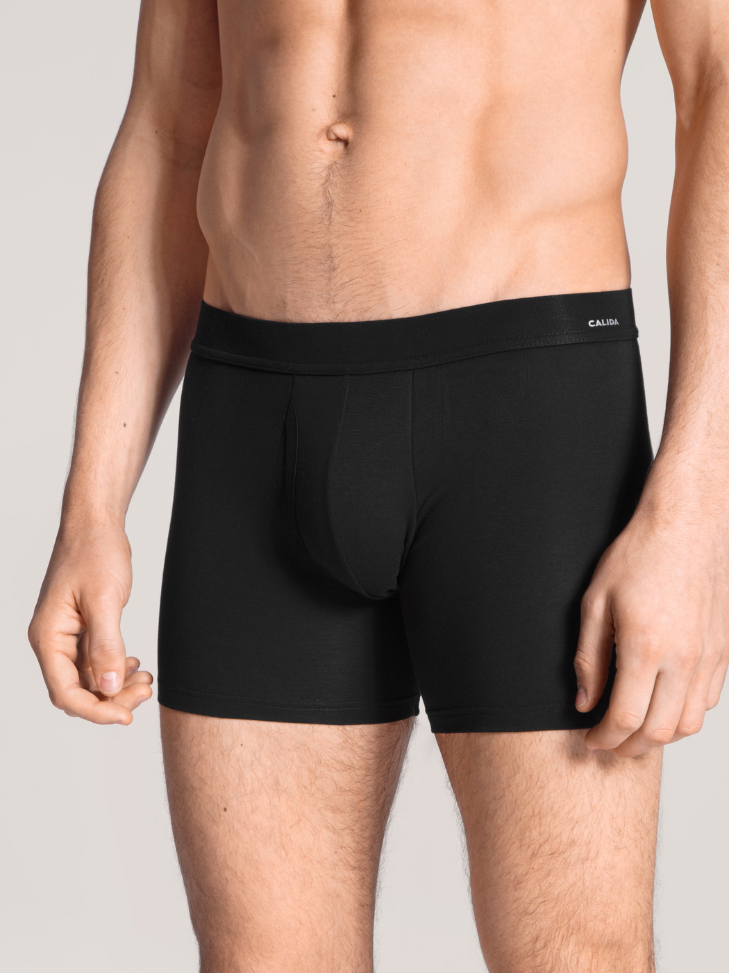 Le mannequin Homme porte le/la Boxer brief, avec ouverture en Coton de couleur Noir, Unicolore, de la série Cotton Code de CALIDA, Vue de face