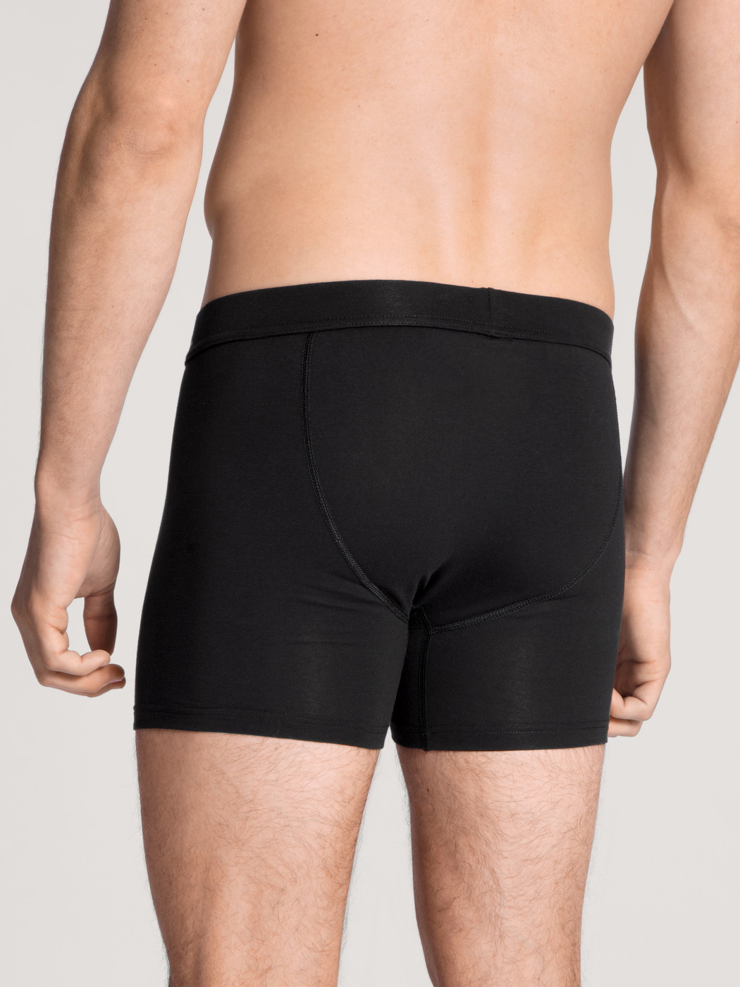 Le mannequin Homme porte le/la Boxer brief, avec ouverture en Coton de couleur Noir, Unicolore, de la série Cotton Code de CALIDA, Vue arrière