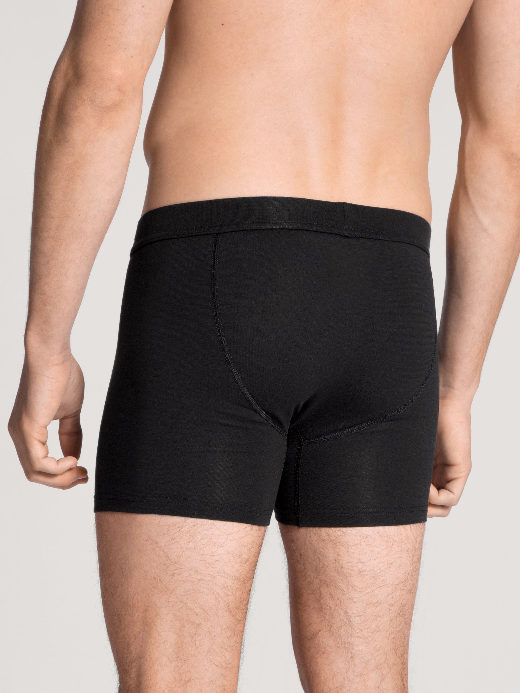 Le mannequin Homme porte le/la Boxer brief, avec ouverture en Coton de couleur Noir, Unicolore, de la série Cotton Code de CALIDA, Vue arrière