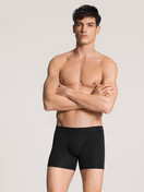 Le mannequin Homme porte le/la Boxer brief, avec ouverture en Coton de couleur Noir, Unicolore, de la série Cotton Code de CALIDA, Tenue, Vue de face