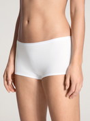 La modella / Il modello Donna indossa Panty in Cotone di colore Bianco, Tinta unita, della serie Benefit Women di CALIDA, Vista frontale