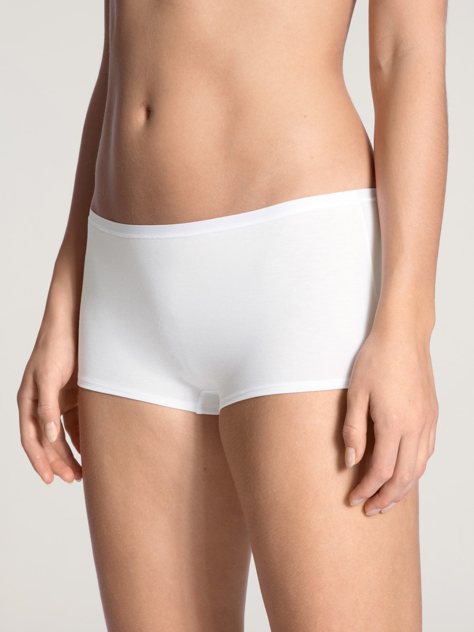 Damen-Model trägt Panty, 2er-Pack aus Baumwolle in Weiß, Einfarbig aus Serie Benefit Women von CALIDA, Vorderansicht