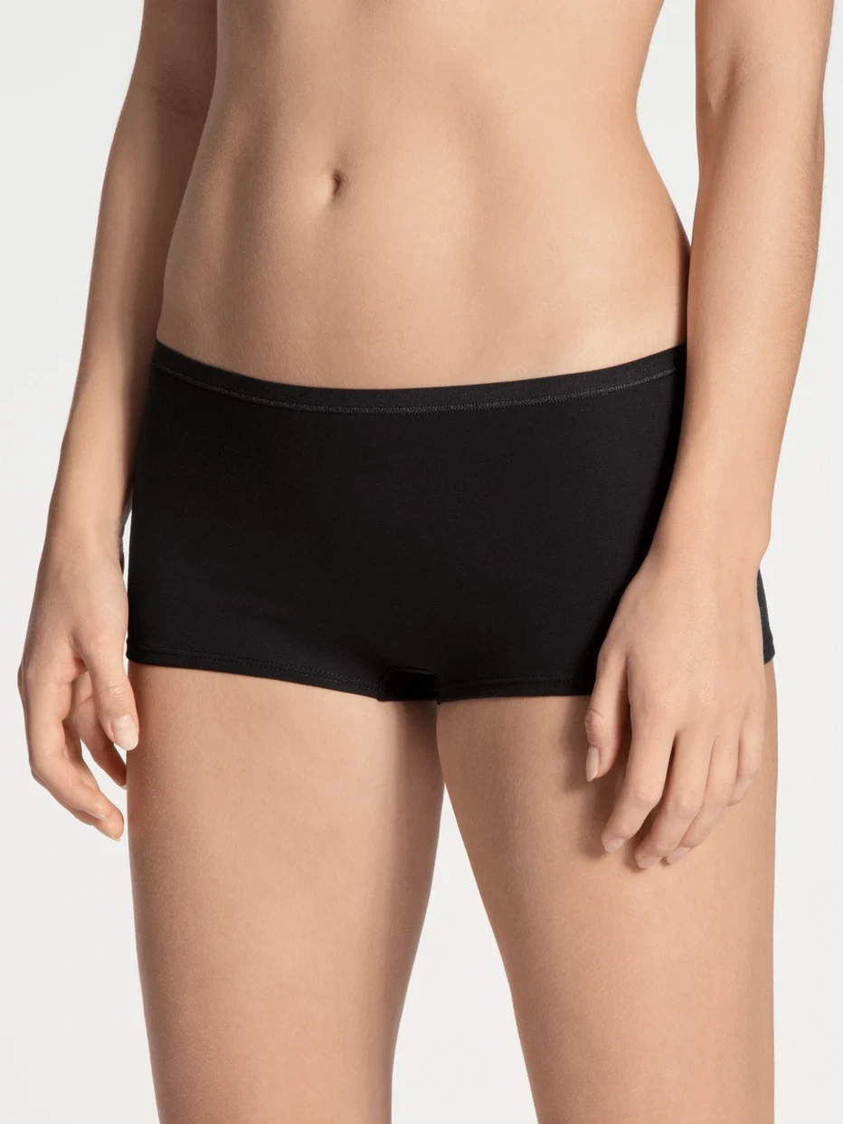 Damen-Model trägt Panty, 2er-Pack aus Baumwolle in Schwarz, Einfarbig aus Serie Benefit Women von CALIDA, Vorderansicht