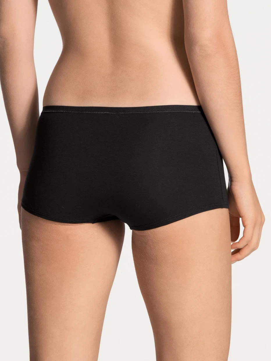 Damen-Model trägt Panty, 2er-Pack aus Baumwolle in Schwarz, Einfarbig aus Serie Benefit Women von CALIDA, Rückansicht