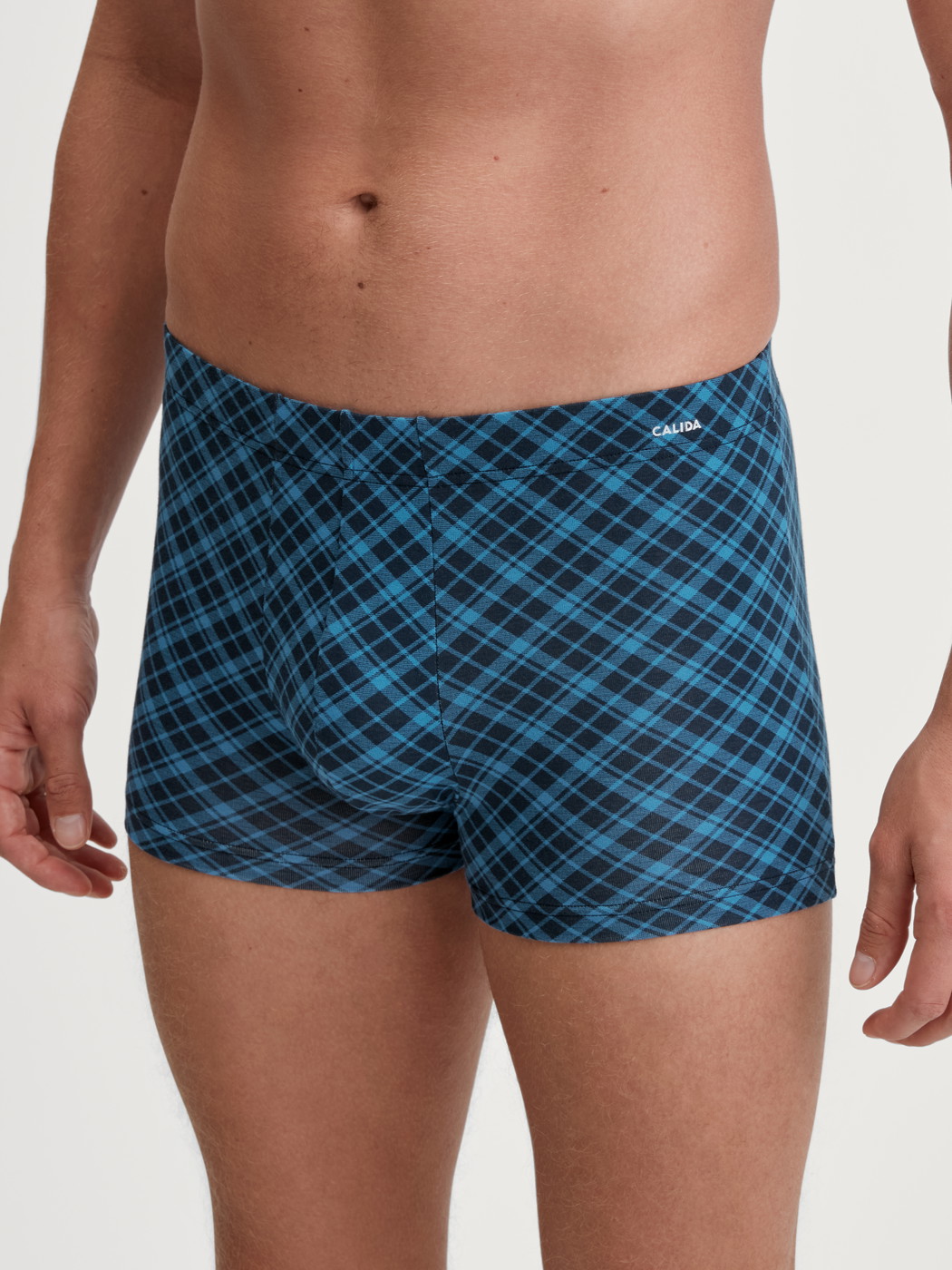 La modella / Il modello Uomo indossa Boxer brief in Cotone di colore Blu, A scacchi, della serie Cotton Code Design di CALIDA, Vista frontale