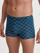 La modella / Il modello Uomo indossa Boxer brief in Cotone di colore Blu, A scacchi, della serie Cotton Code Design di CALIDA, Vista frontale