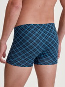 La modella / Il modello Uomo indossa Boxer brief in Cotone di colore Blu, A scacchi, della serie Cotton Code Design di CALIDA, Vista posteriore