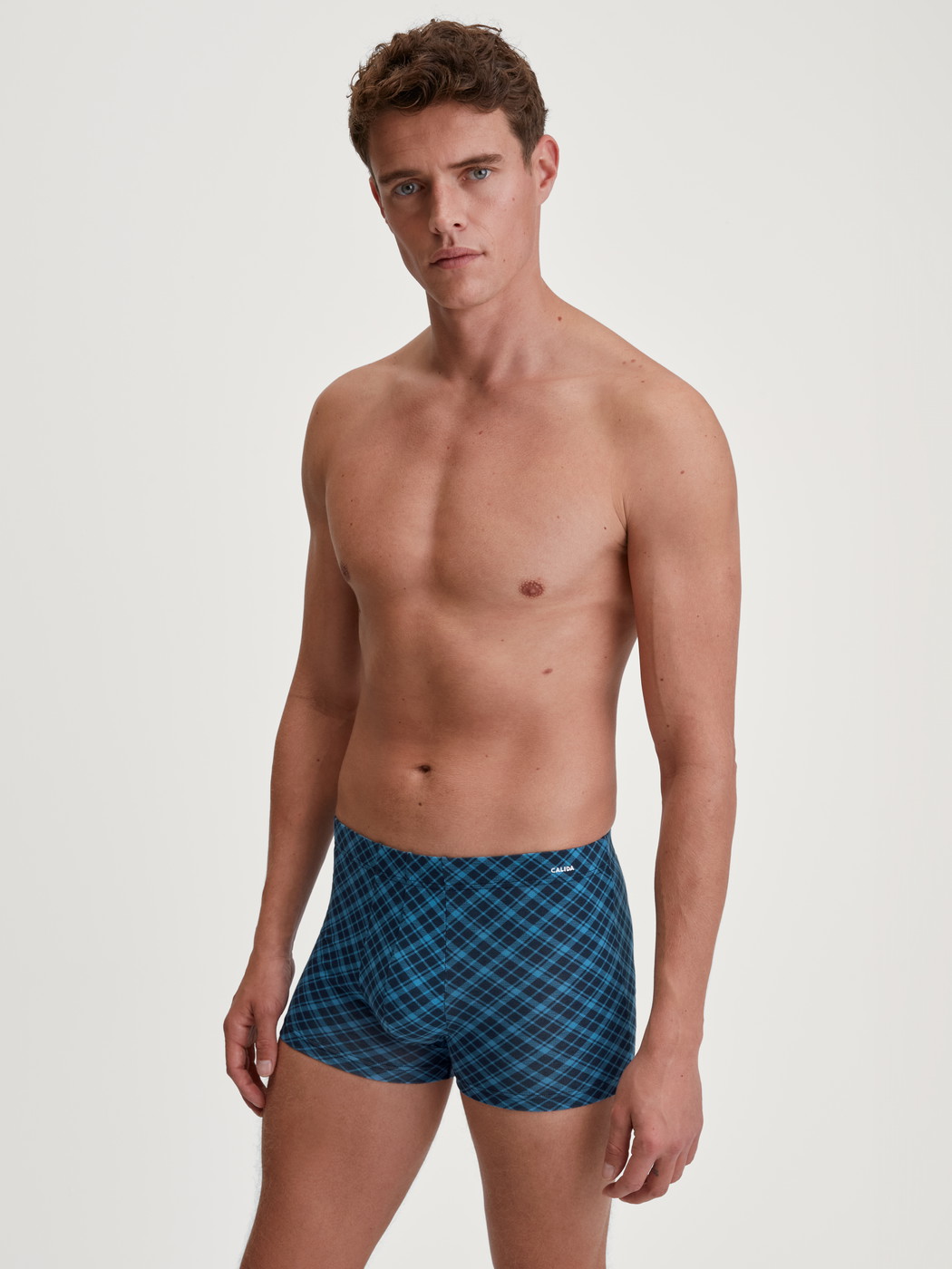 La modella / Il modello Uomo indossa Boxer brief in Cotone di colore Blu, A scacchi, della serie Cotton Code Design di CALIDA, Abbigliamento