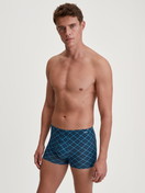 La modella / Il modello Uomo indossa Boxer brief in Cotone di colore Blu, A scacchi, della serie Cotton Code Design di CALIDA, Abbigliamento