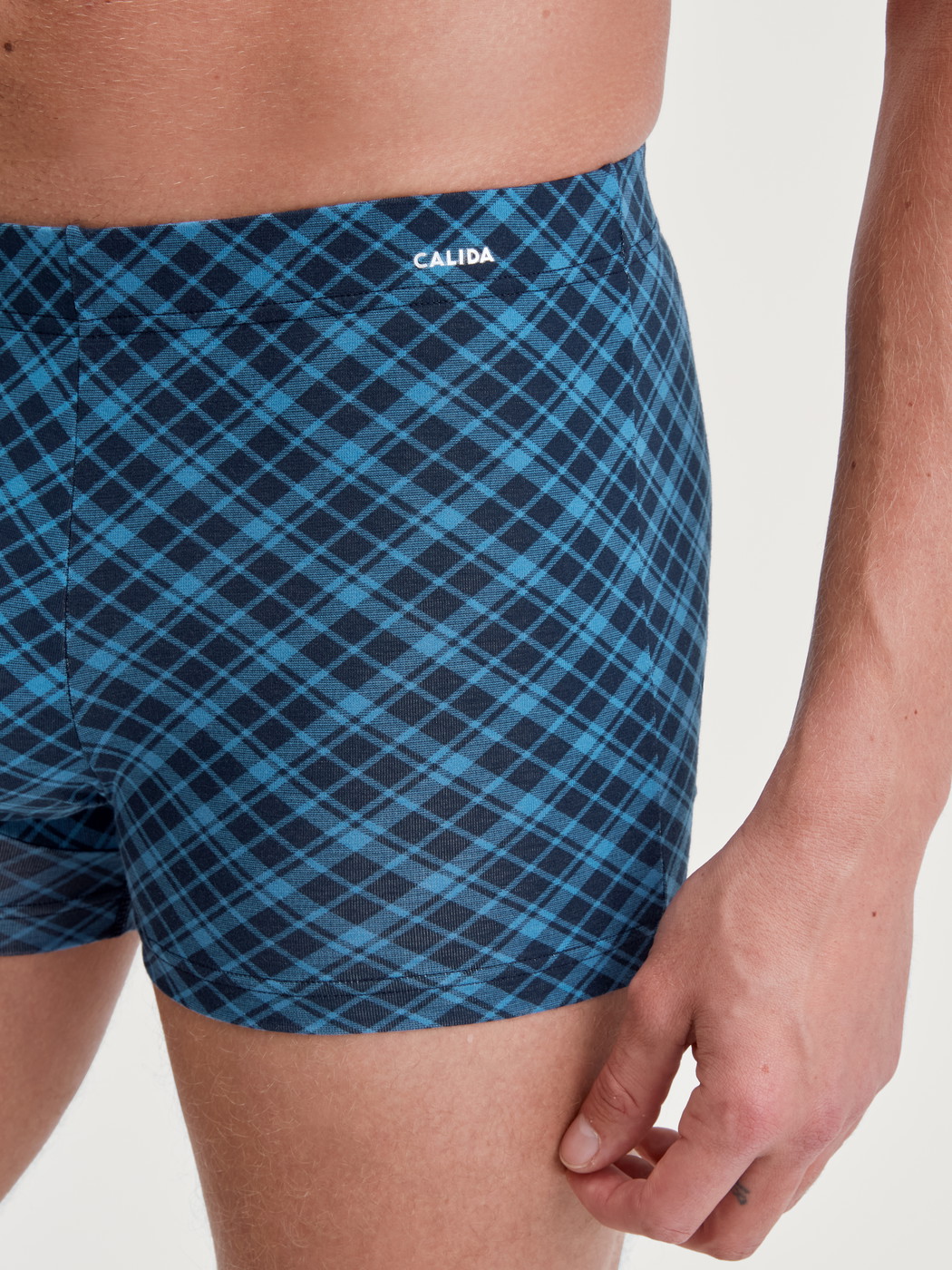 La modella / Il modello Uomo indossa Boxer brief in Cotone di colore Blu, A scacchi, della serie Cotton Code Design di CALIDA, Dettaglio