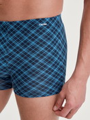 La modella / Il modello Uomo indossa Boxer brief in Cotone di colore Blu, A scacchi, della serie Cotton Code Design di CALIDA, Dettaglio