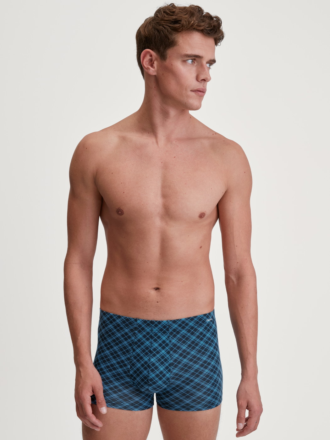 La modella / Il modello Uomo indossa Boxer brief in Cotone di colore Blu, A scacchi, della serie Cotton Code Design di CALIDA, Immagine aggiuntiva