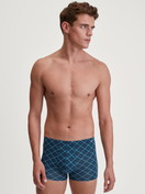 La modella / Il modello Uomo indossa Boxer brief in Cotone di colore Blu, A scacchi, della serie Cotton Code Design di CALIDA, Immagine aggiuntiva