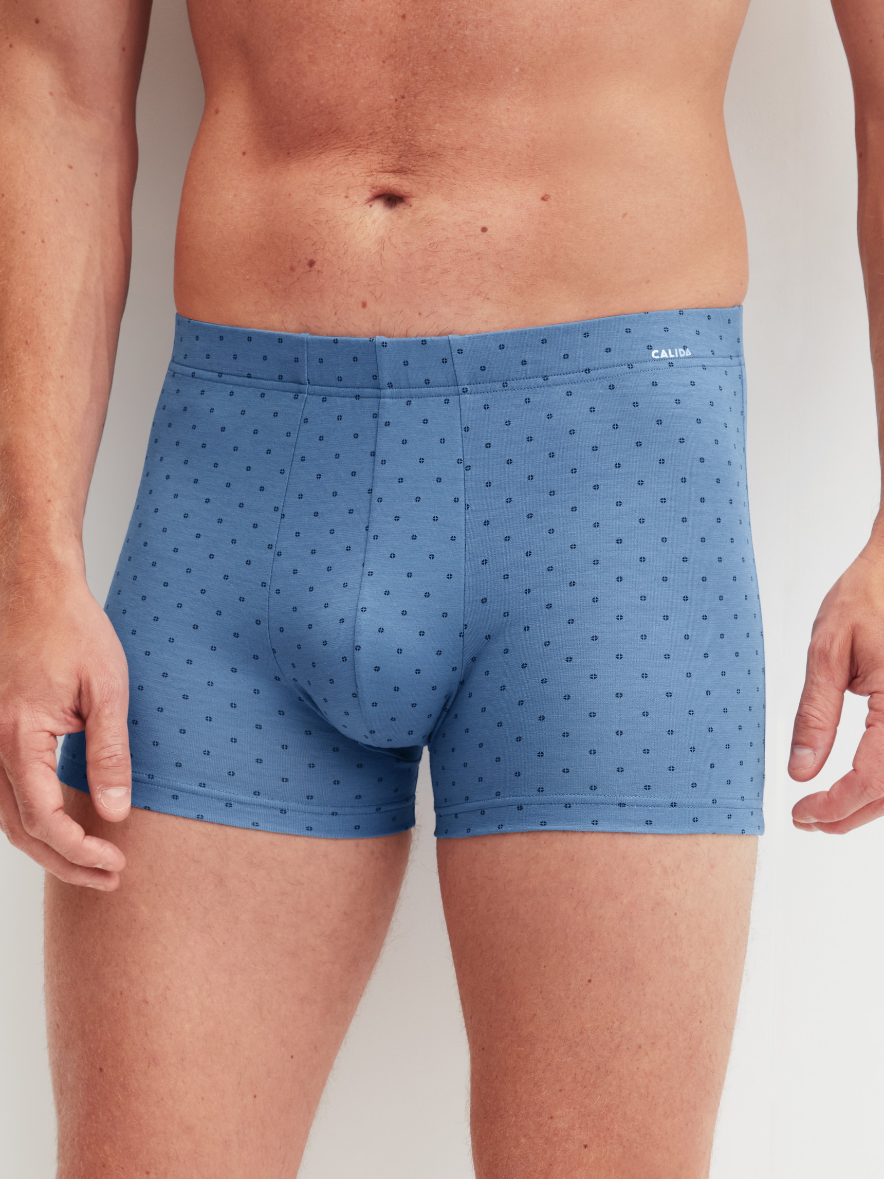 La modella / Il modello Uomo indossa Boxer brief in Cotone di colore Blu, Modello, della serie Cotton Code Design di CALIDA, Vista frontale