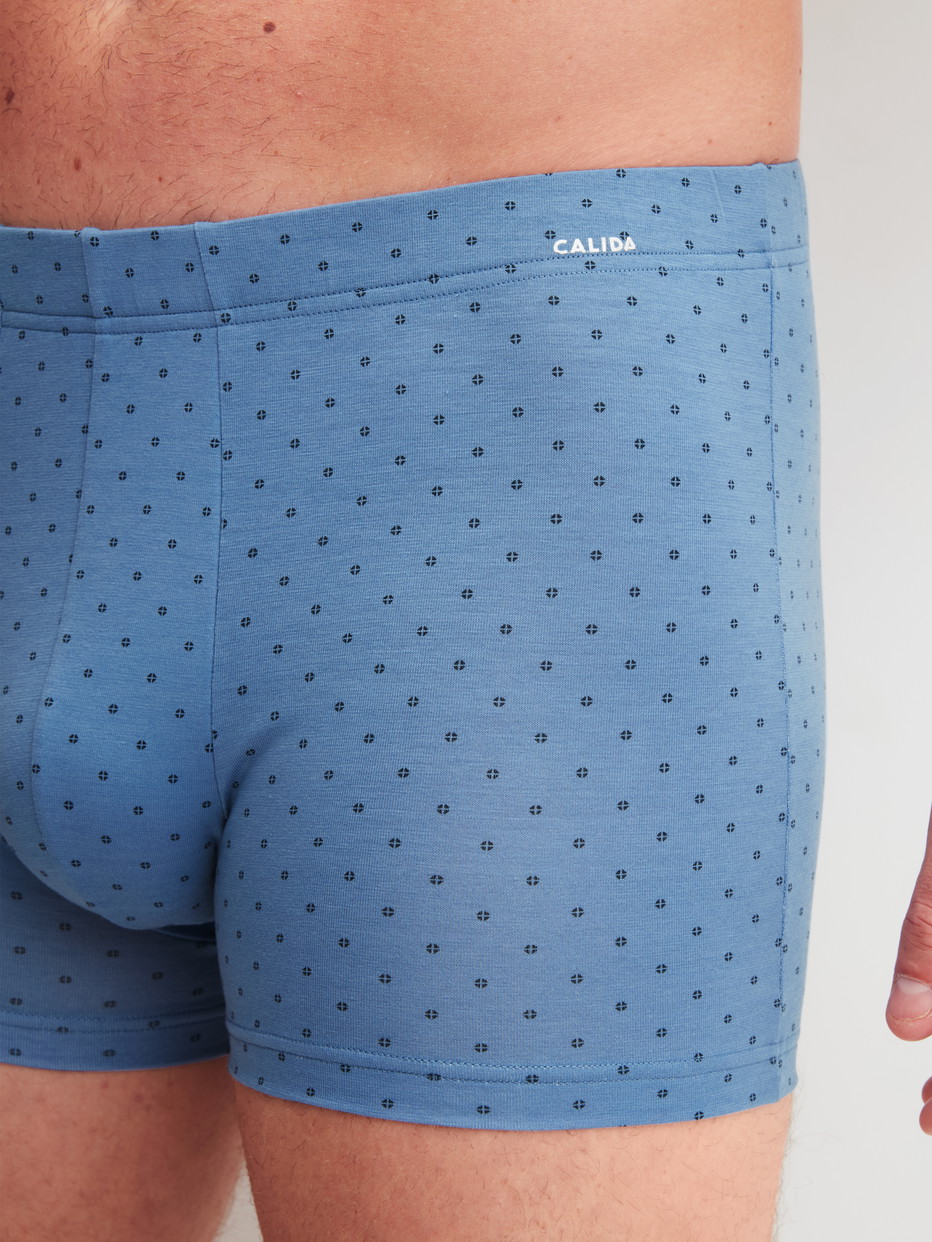 Herren-Model trägt Boxer Brief aus Baumwolle in Blau, Gemustert aus Serie Cotton Code Design von CALIDA, Detail
