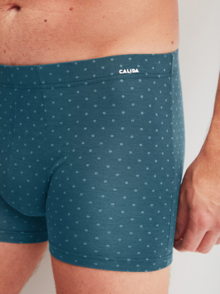 Herren-Model trägt Boxer Brief aus Baumwolle in Blau, Gemustert aus Serie Cotton Code Design von CALIDA, Detail