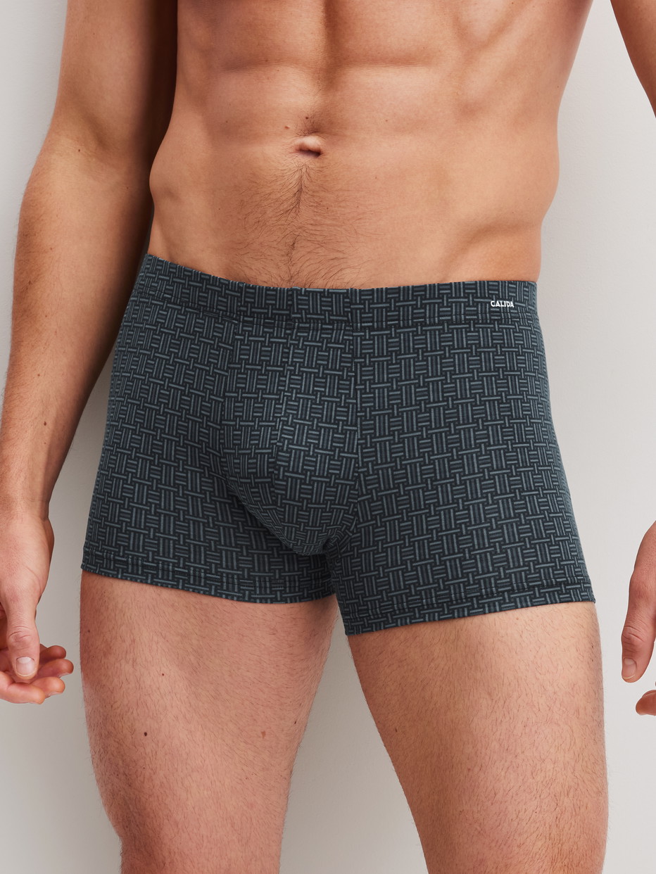 Herren-Model trägt Boxer Brief aus Baumwolle in Schwarz, Gemustert aus Serie Cotton Code Design von CALIDA, Vorderansicht