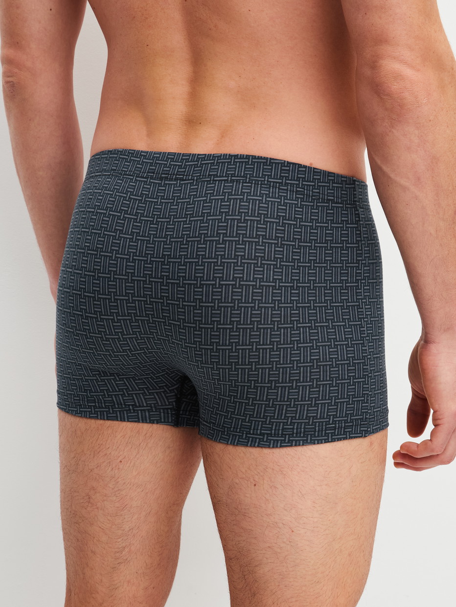 Herren-Model trägt Boxer Brief aus Baumwolle in Schwarz, Gemustert aus Serie Cotton Code Design von CALIDA, Rückansicht
