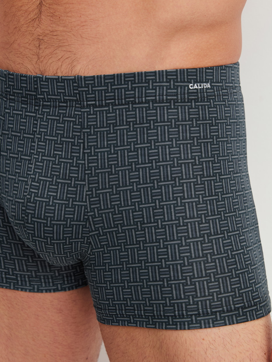Herren-Model trägt Boxer Brief aus Baumwolle in Schwarz, Gemustert aus Serie Cotton Code Design von CALIDA, Detail