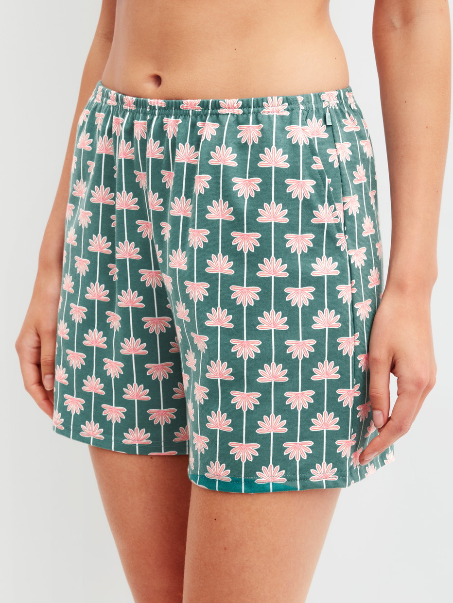 Damen-Model trägt Kurze Pyjamahose aus 100% Baumwolle in Türkis, Floral aus Serie Favourites Beach von CALIDA, Vorderansicht