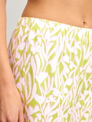 Damen-Model trägt Kurze Pyjamahose aus 100% Baumwolle in Grün, Floral aus Serie Late Bloom M&M von CALIDA, Detail