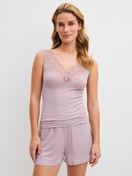 Le mannequin Femme porte le/la Short en TENCEL™ Modal en Modal de couleur Violet, Unicolore, de la série Feminine Lounge de CALIDA, Tenue