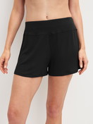 Damen-Model trägt Shorts aus TENCEL™ Modal aus Modal in Schwarz, Einfarbig aus Serie Feminine Lounge von CALIDA, Vorderansicht