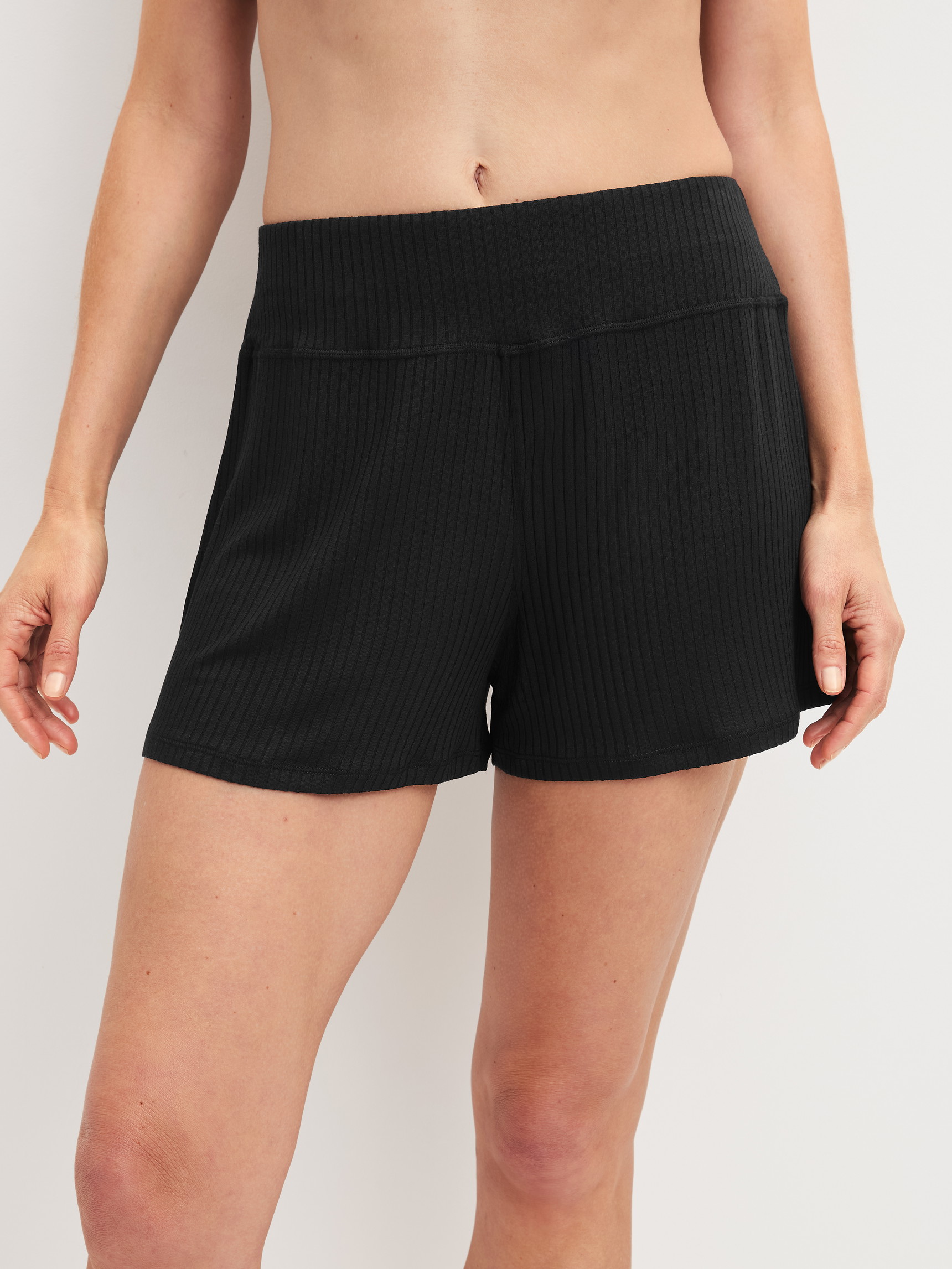 Le mannequin Femme porte le/la Short en TENCEL™ Modal en Modal de couleur Noir, Unicolore, de la série Feminine Lounge de CALIDA, Vue de face