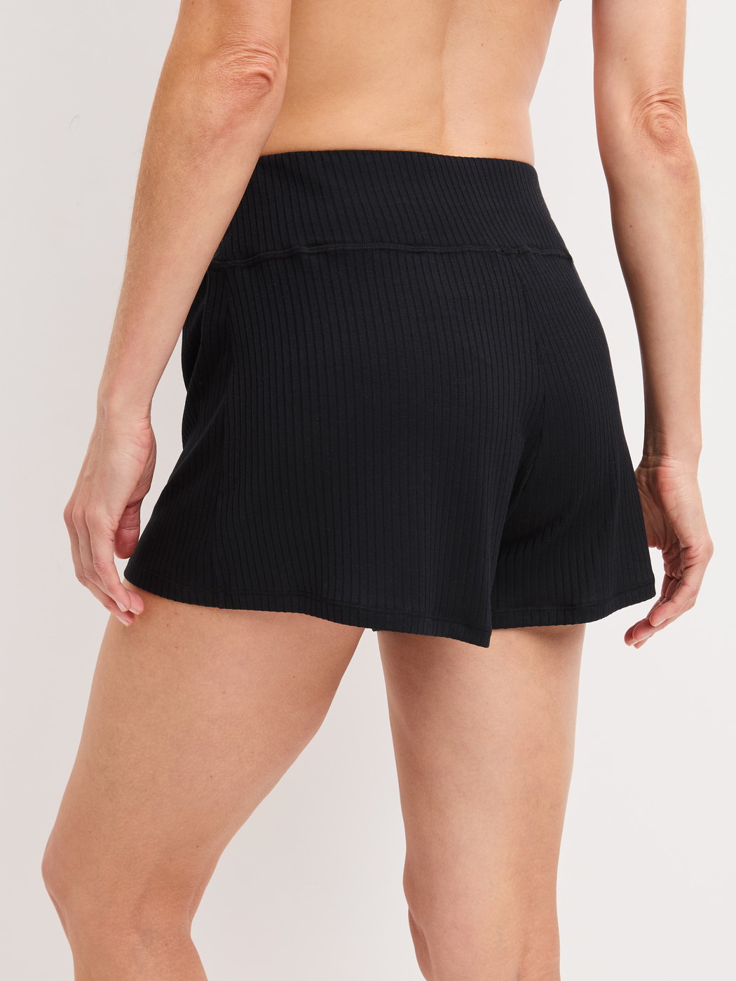 Damen-Model trägt Shorts aus TENCEL™ Modal aus Modal in Schwarz, Einfarbig aus Serie Feminine Lounge von CALIDA, Rückansicht