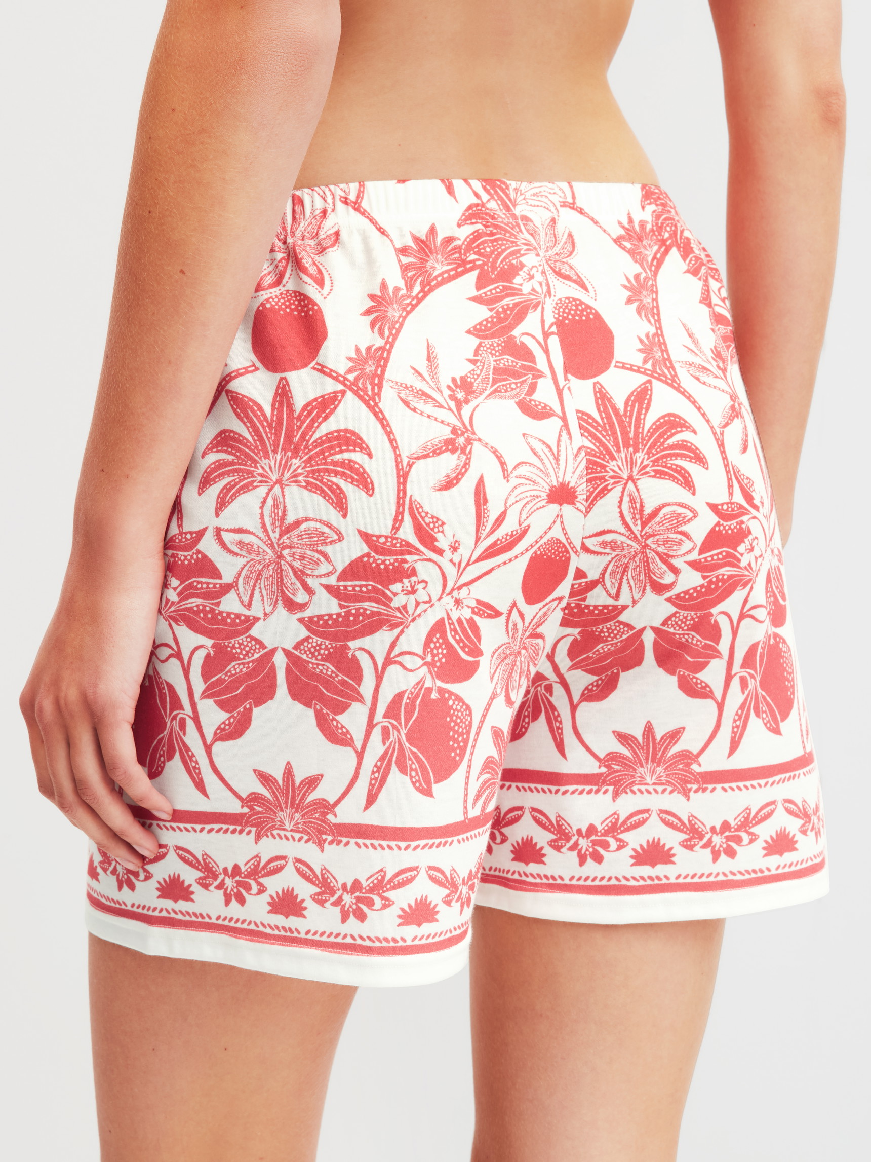 Le mannequin Femme porte le/la Short de pyjama en 100% coton de couleur Orange, Floral, de la série Favourites Beach de CALIDA, Vue arrière