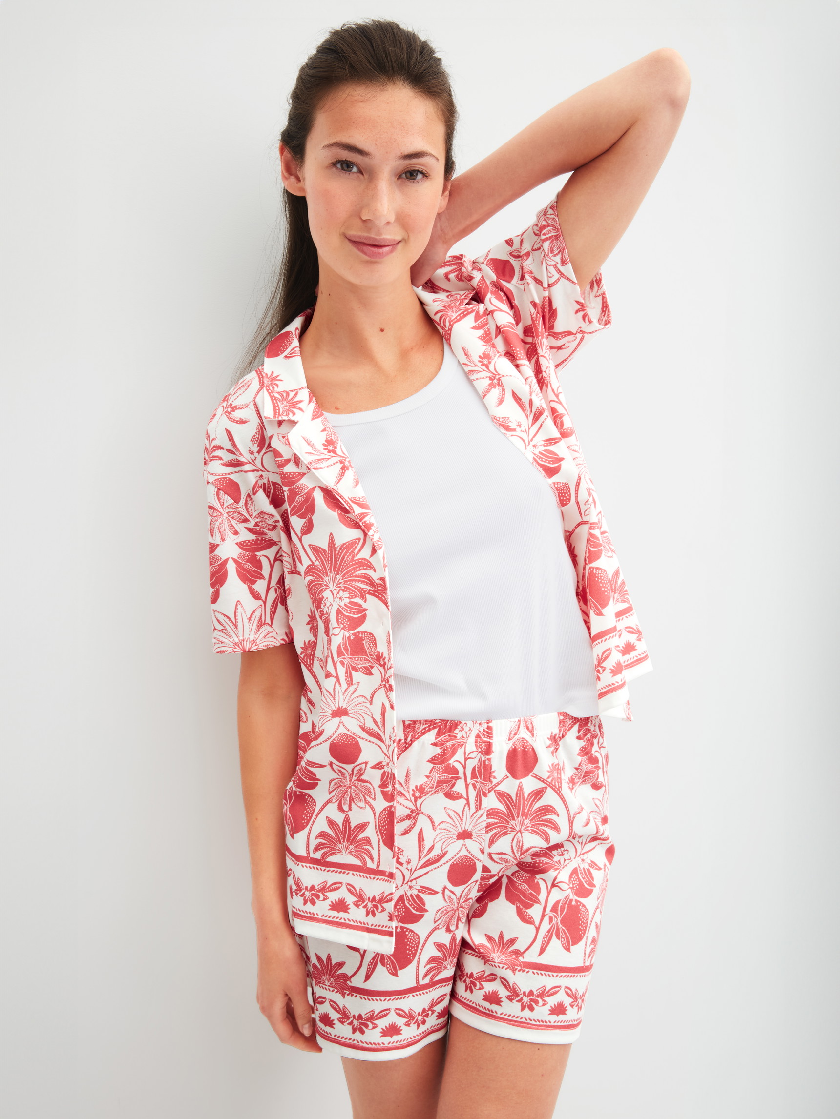 Le mannequin Femme porte le/la Short de pyjama en 100% coton de couleur Orange, Floral, de la série Favourites Beach de CALIDA, Tenue