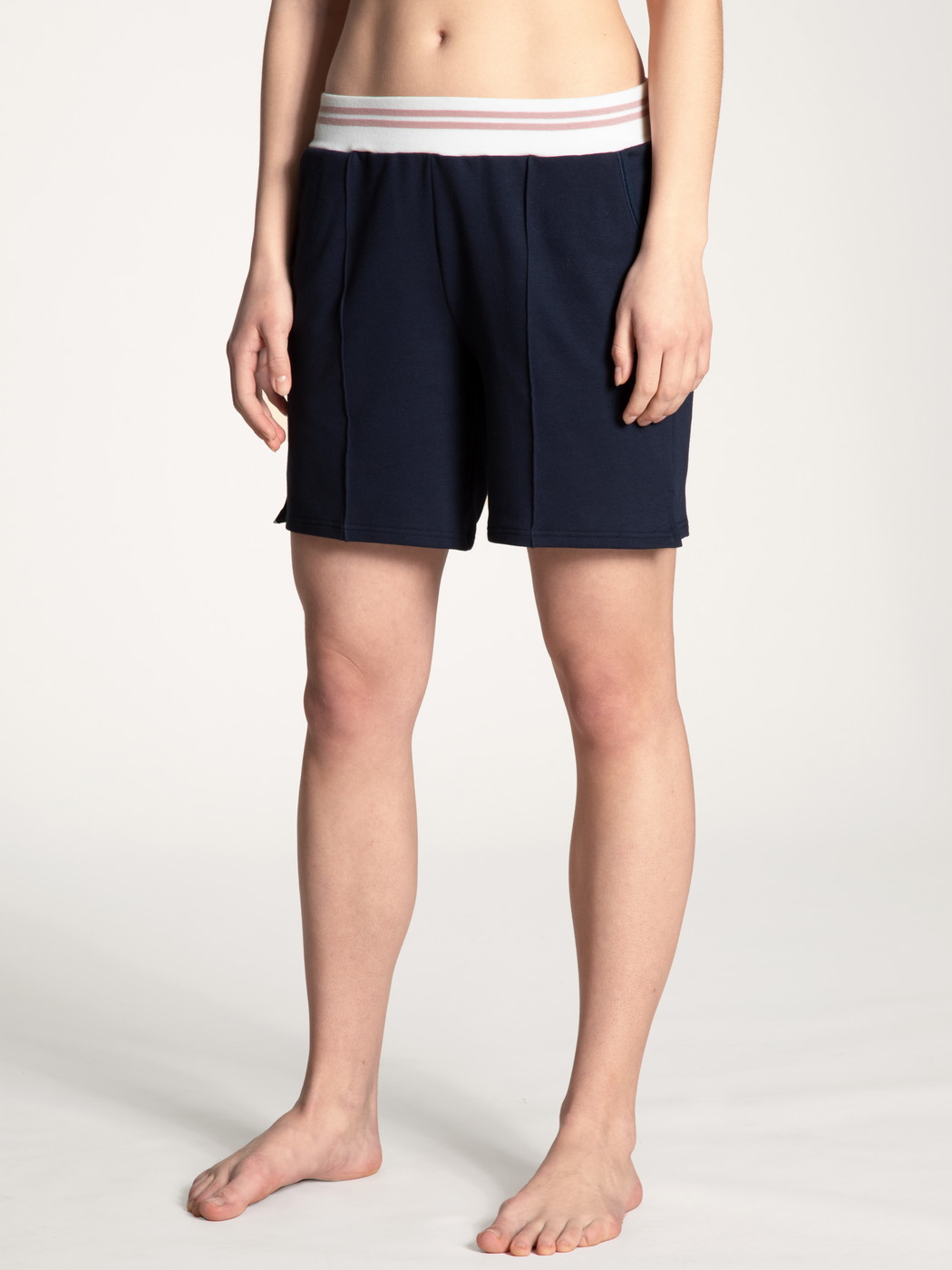 Damen-Model trägt Shorts aus Baumwolle in Blau, Einfarbig aus Serie Favourites Lounge von CALIDA, Vorderansicht