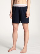Damen-Model trägt Shorts aus Baumwolle in Blau, Einfarbig aus Serie Favourites Lounge von CALIDA, Vorderansicht