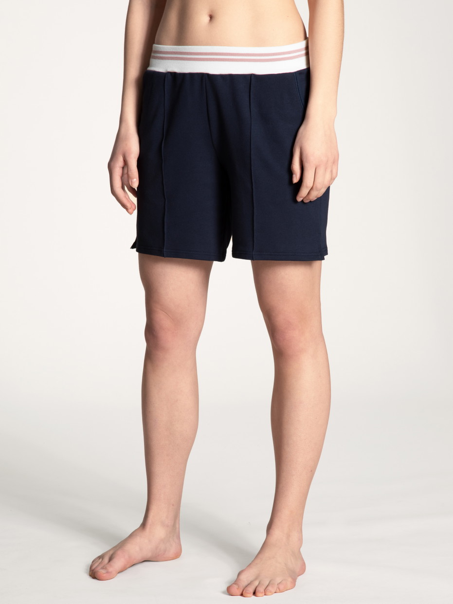 Damen-Model trägt Shorts aus Baumwolle in Blau, Einfarbig aus Serie Favourites Lounge von CALIDA, Vorderansicht